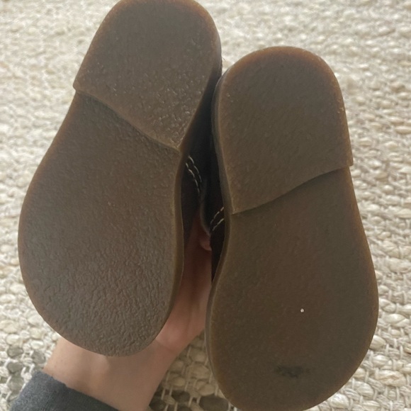 FREE WITH PURCHASE - Baby Gap Suede Toddler Shoes (US 6) - Picture 3 of 4